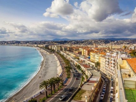 admire-the-sea-views-in-nice-from-the-promenade-des-anglais-1024x768