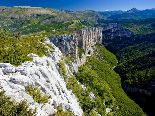 hike-through-the-verdon-gorge-the-grand-canyon-of-france-1024x768