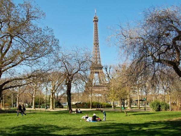 pick-up-a-fresh-baguette-some-stinky-cheese-and-a-bottle-of-wine-and-picnic-under-the-eiffel-tower-in-the-champ-de-mars-1024x768