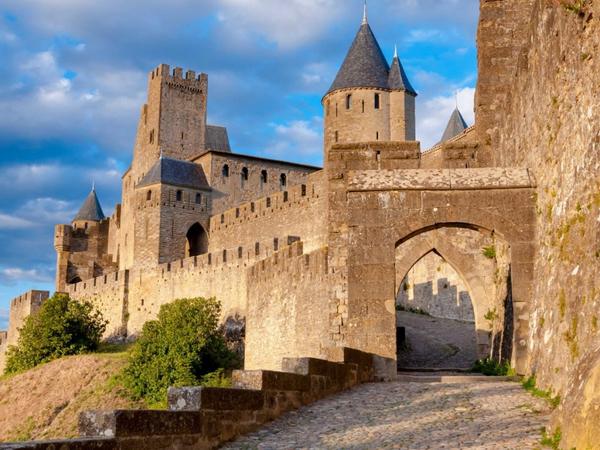 stroll-along-the-ramparts-of-the-medieval-city-of-carcassonne-1024x768