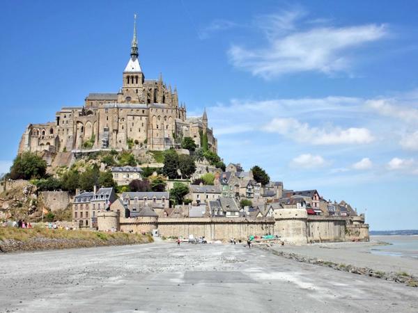walk-along-the-mud-flats-of-mont-saint-michel-bay-during-low-tide-and-admire-the-gorgeous-benedictine-abbey-1024x768